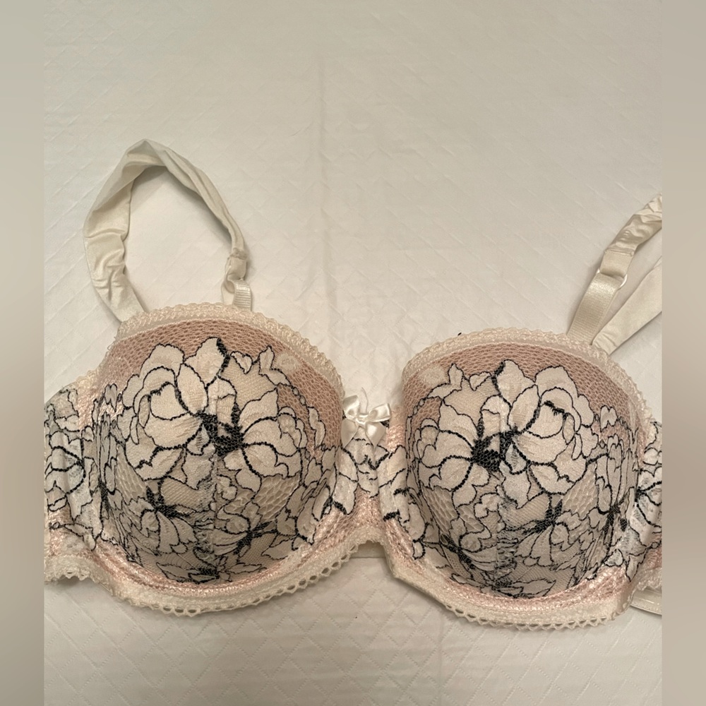 Hunkemöller Size 36A US cream bra, black lace stitching, Underwire, light padded